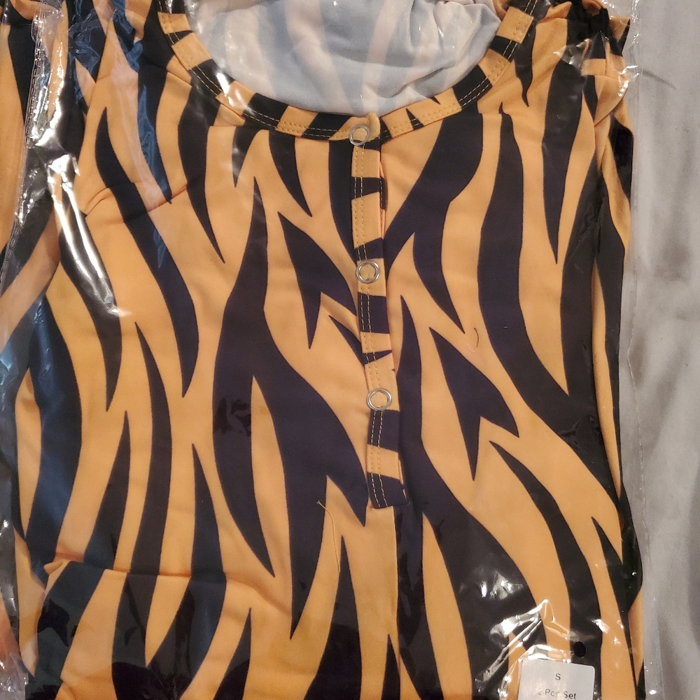 Tiger Onesies 🐅 - Picture 2 of 3